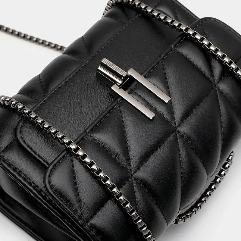 Chic Leather Chain Shoulder Bag in Black - Timeless British Elegance and Sophistication