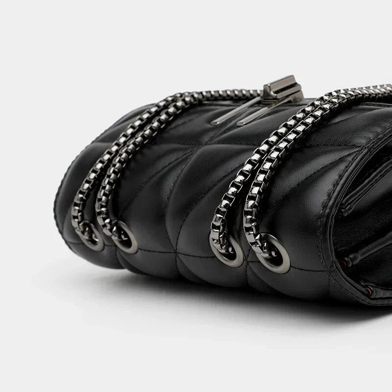 Chic Leather Chain Shoulder Bag in Black - Timeless British Elegance and Sophistication