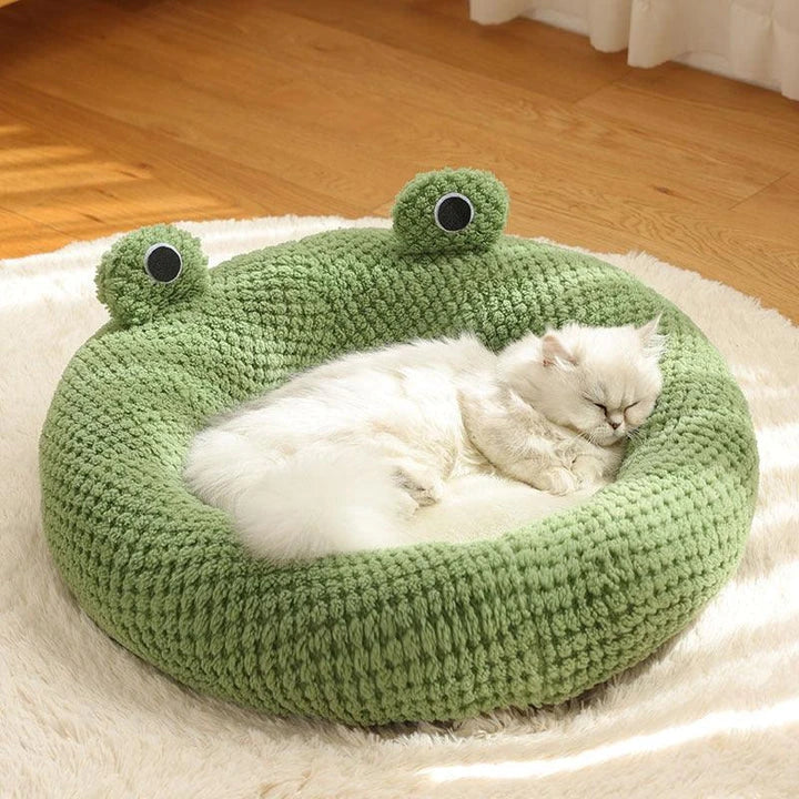 Cosy and whimsical pet bed in frog-inspired design for small cats and dogs