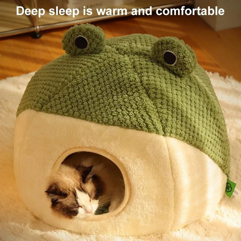 Cosy and whimsical pet bed in frog-inspired design for small cats and dogs