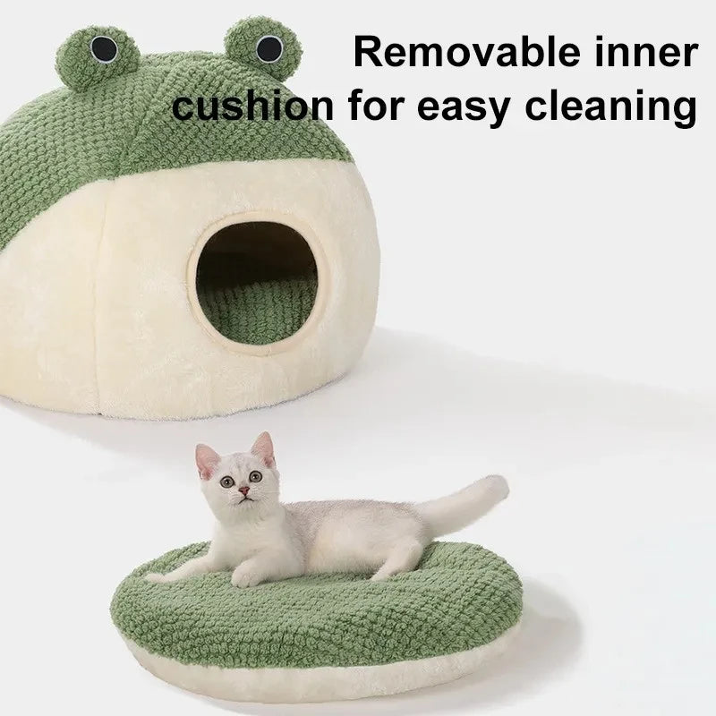 Cosy and whimsical pet bed in frog-inspired design for small cats and dogs