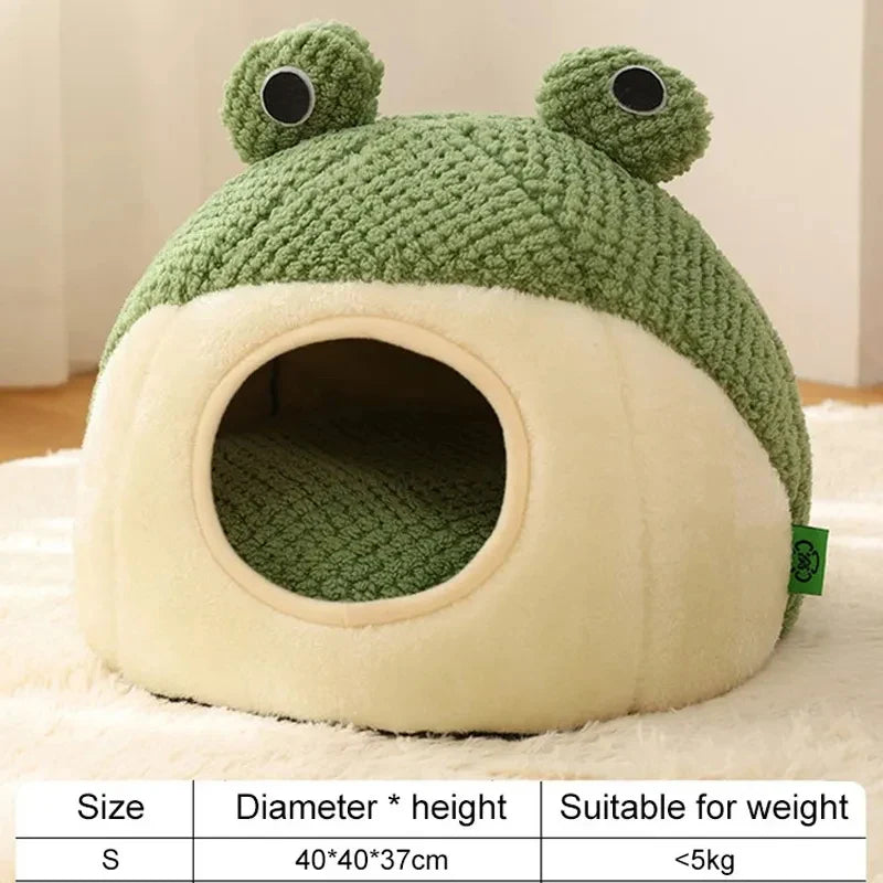Cosy and whimsical pet bed in frog-inspired design for small cats and dogs