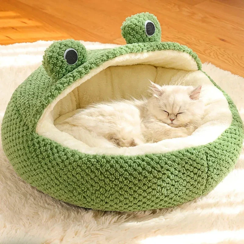 Cosy and whimsical pet bed in frog-inspired design for small cats and dogs