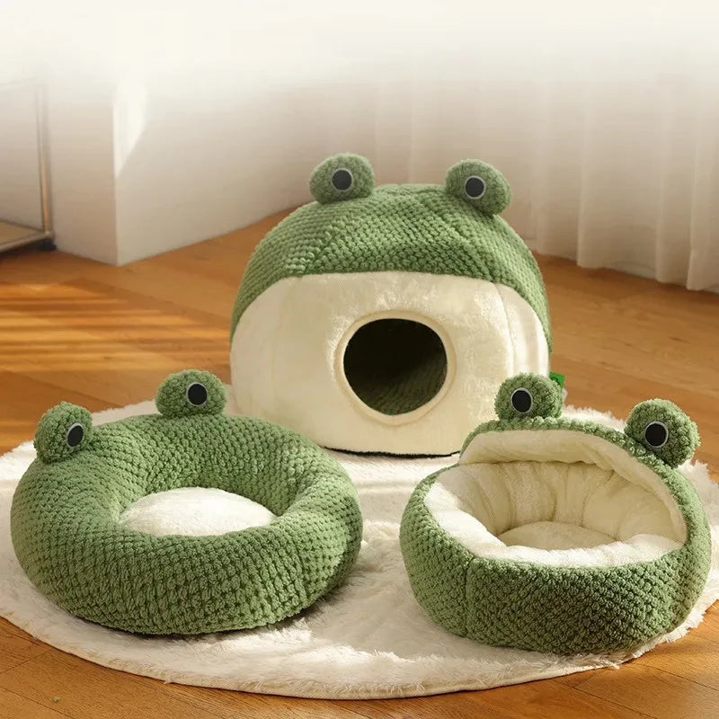 Cosy and whimsical pet bed in frog-inspired design for small cats and dogs