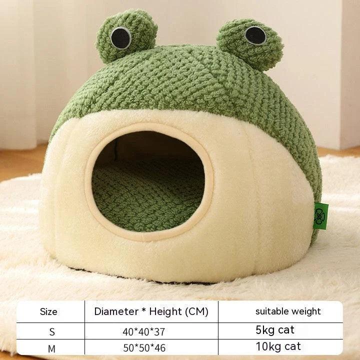 Cosy and whimsical pet bed in frog-inspired design for small cats and dogs