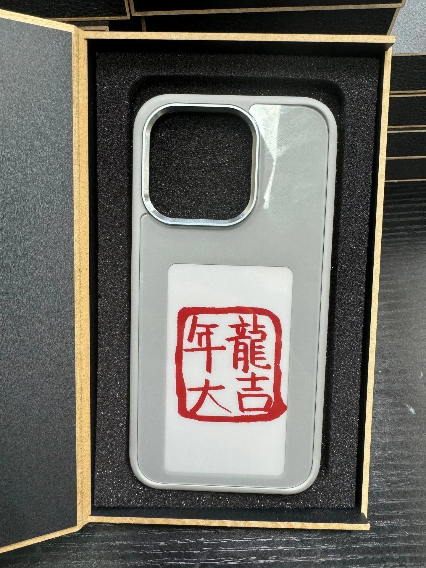 Customizable E-Ink phone case with personalized screen projection, compatible with various iPhone models