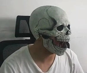 Lifelike 3D skull mask with movable jaw, perfect for Halloween costumes and cosplay events