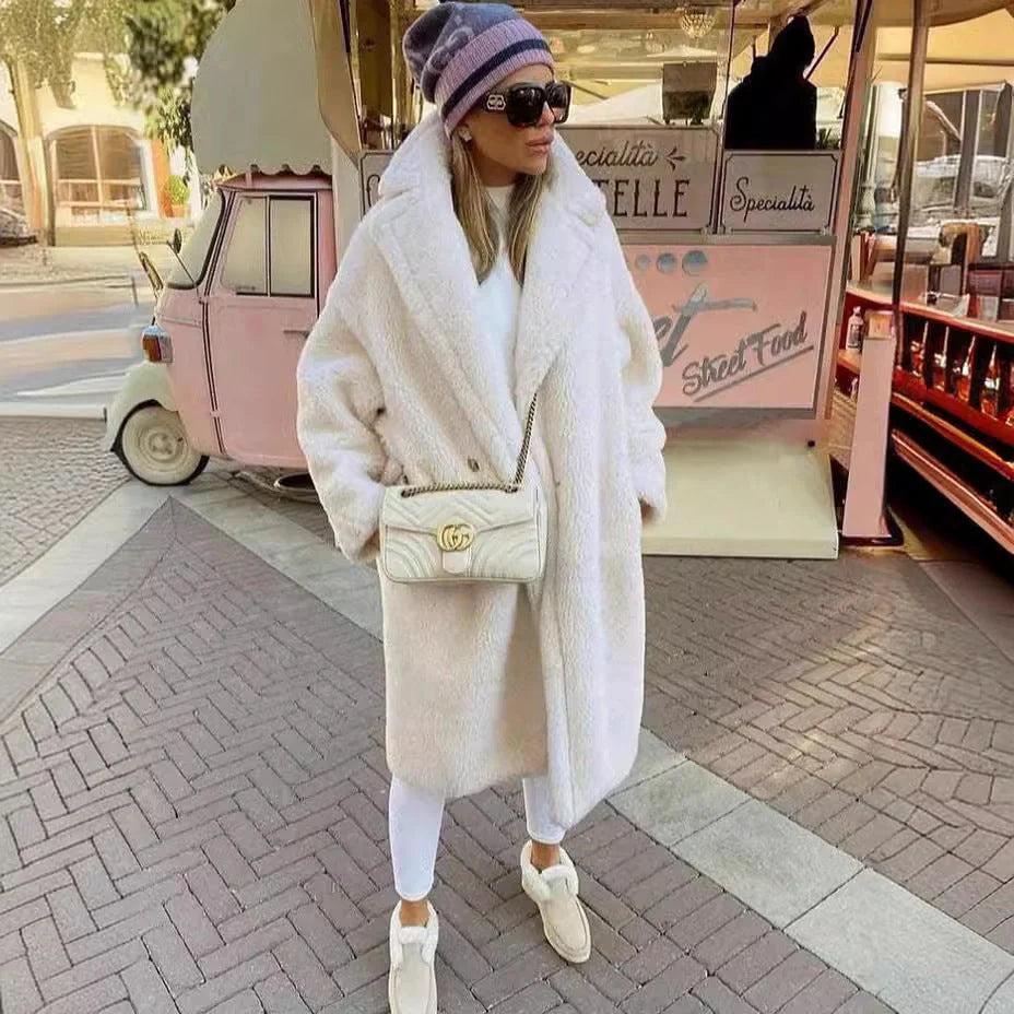 Stylish women's lapel lamb fleece winter coat with faux fur detailing and pockets