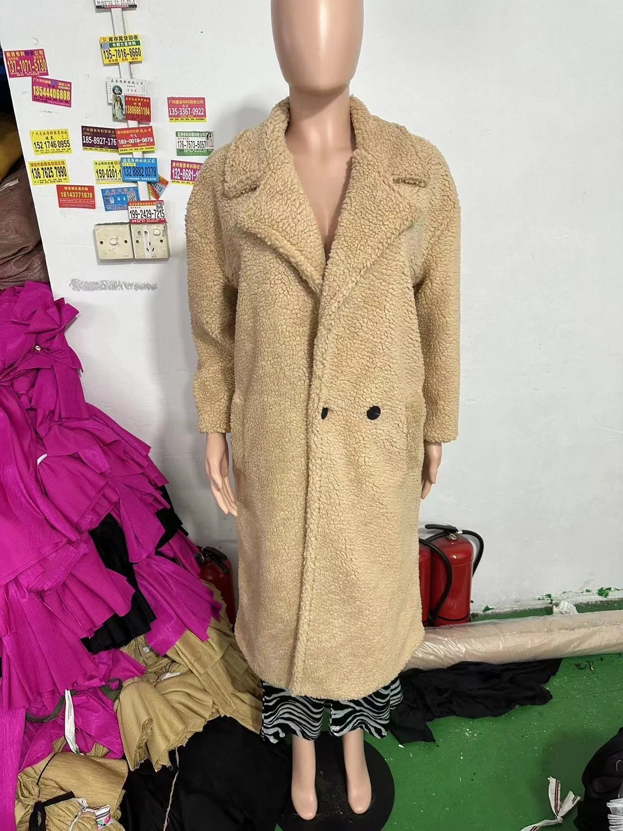 Stylish women's lapel lamb fleece winter coat with faux fur detailing and pockets
