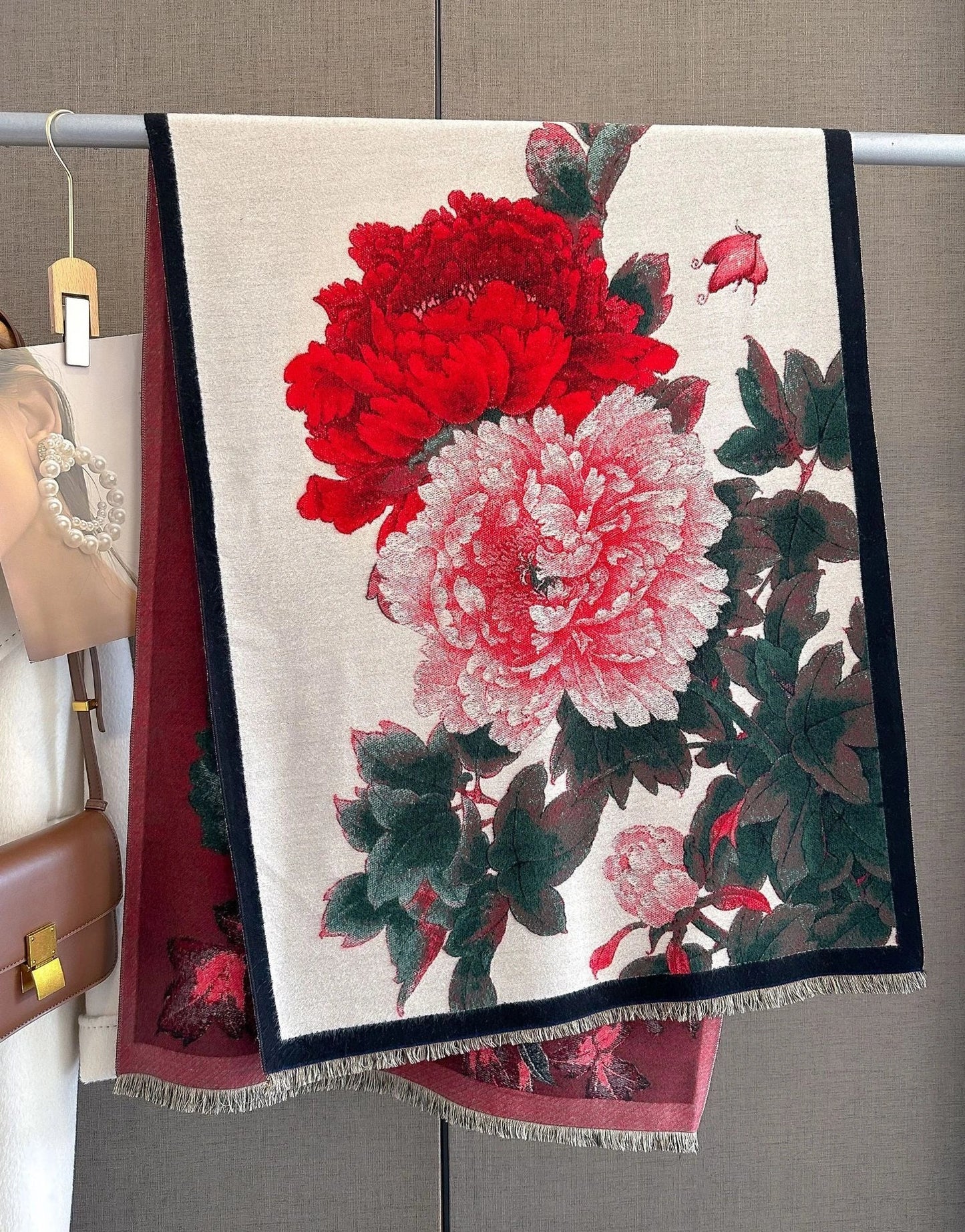 Stylish retro floral imitation cashmere scarf for women, perfect for winter warmth and fashion.