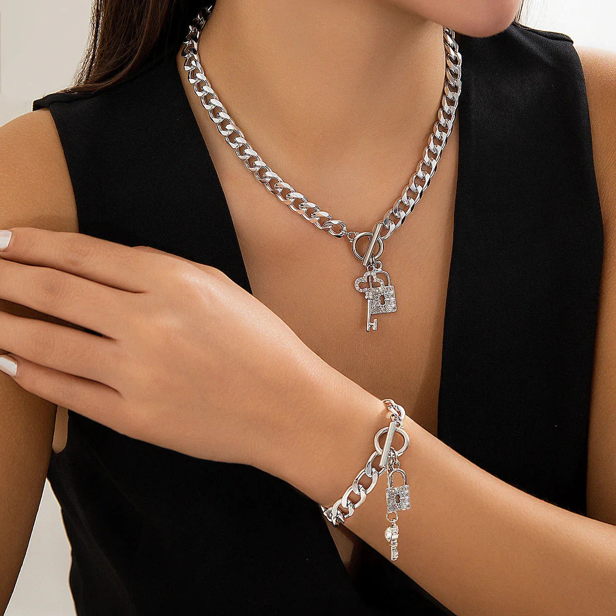 Elegant chain necklace and bracelet set with shiny lock and key pendant, fashionable ladies accessories