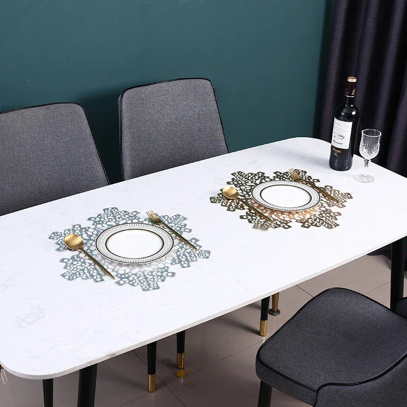 Snowflake-patterned heat-resistant placemats in gold and silver colors, ideal for holiday table settings and decor