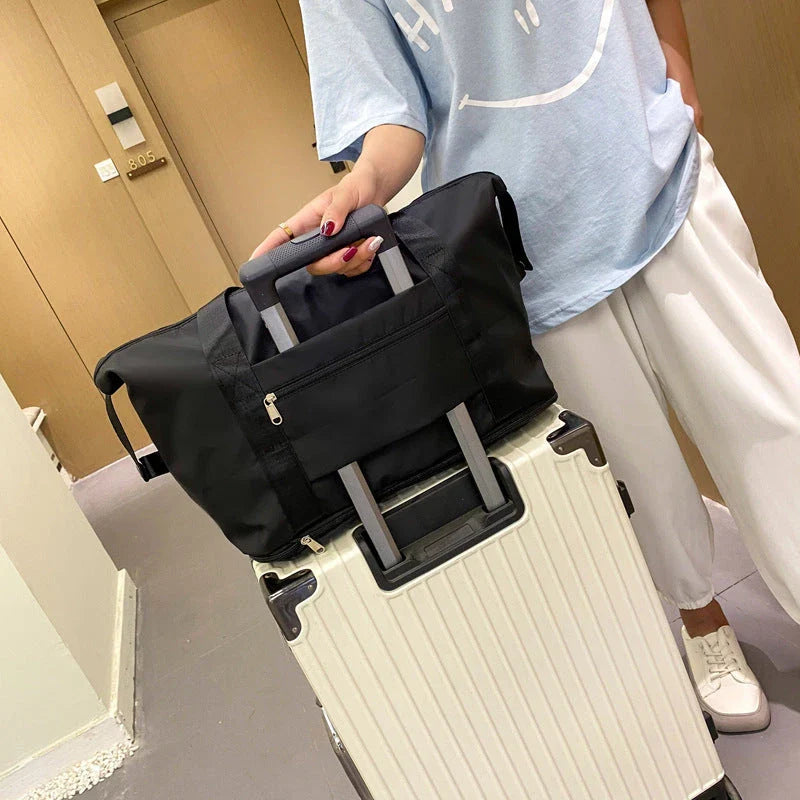 Stylish and spacious foldable travel bag for women, featuring a water-resistant Oxford cloth construction, multiple pockets, and convenient carrying options.