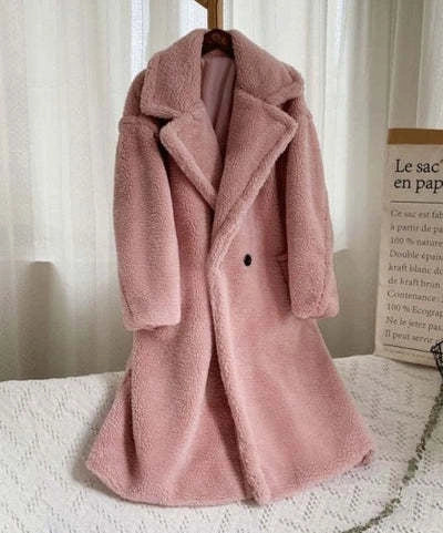 Stylish women's lapel lamb fleece winter coat with faux fur detailing and pockets