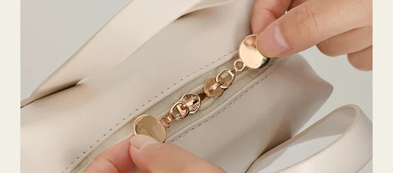 Elegant shell-shaped cosmetic bag in a variety of colours, perfect for stylish travel storage and organisation of beauty essentials