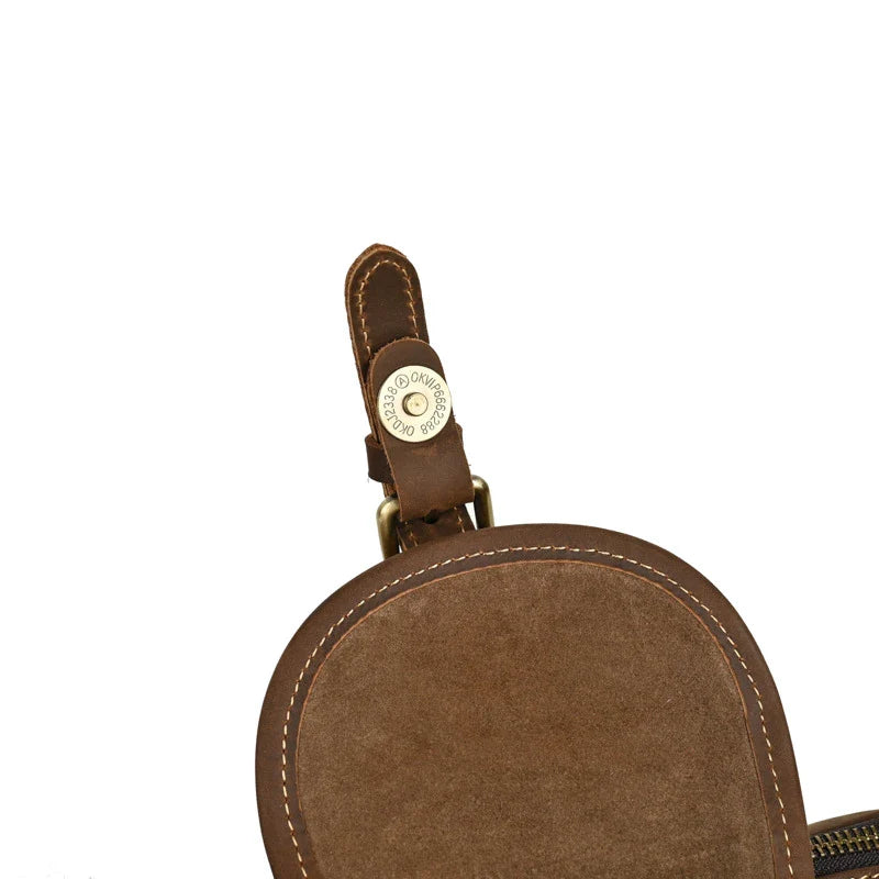 A classic leather satchel bag with a retro-inspired design, suitable for everyday use and commuting on a motorcycle.
