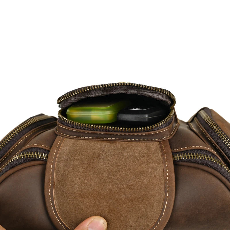 A classic leather satchel bag with a retro-inspired design, suitable for everyday use and commuting on a motorcycle.