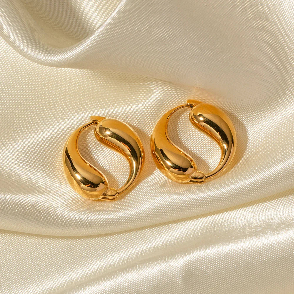 Elegant 18K gold-plated stainless steel water drop earrings with a vintage-inspired O-shaped pendant