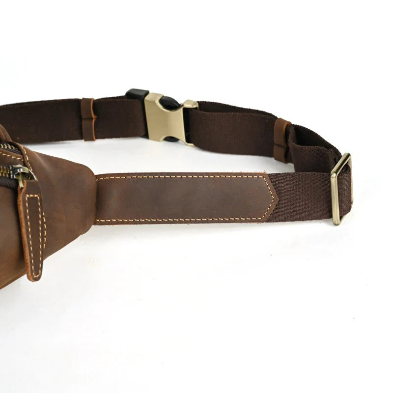 A classic leather satchel bag with a retro-inspired design, suitable for everyday use and commuting on a motorcycle.