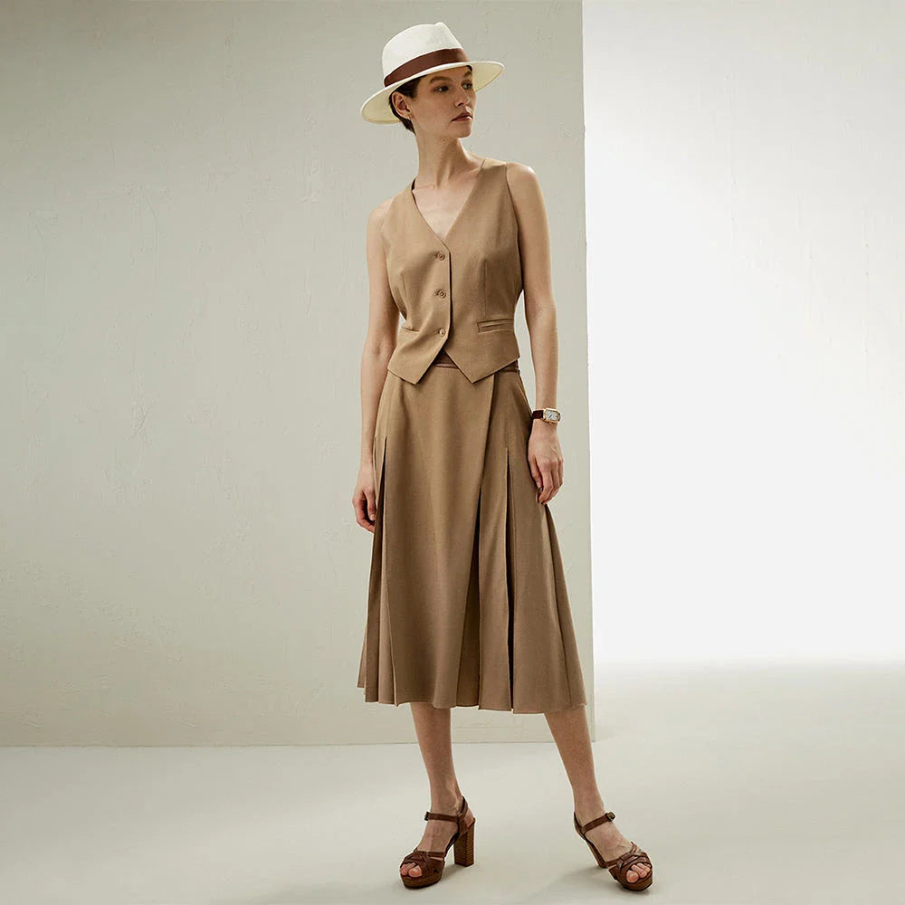 A refined silk-wool blend sleeveless vest with a smart collared V-neckline and single-breasted closure, offering versatile style and comfort.