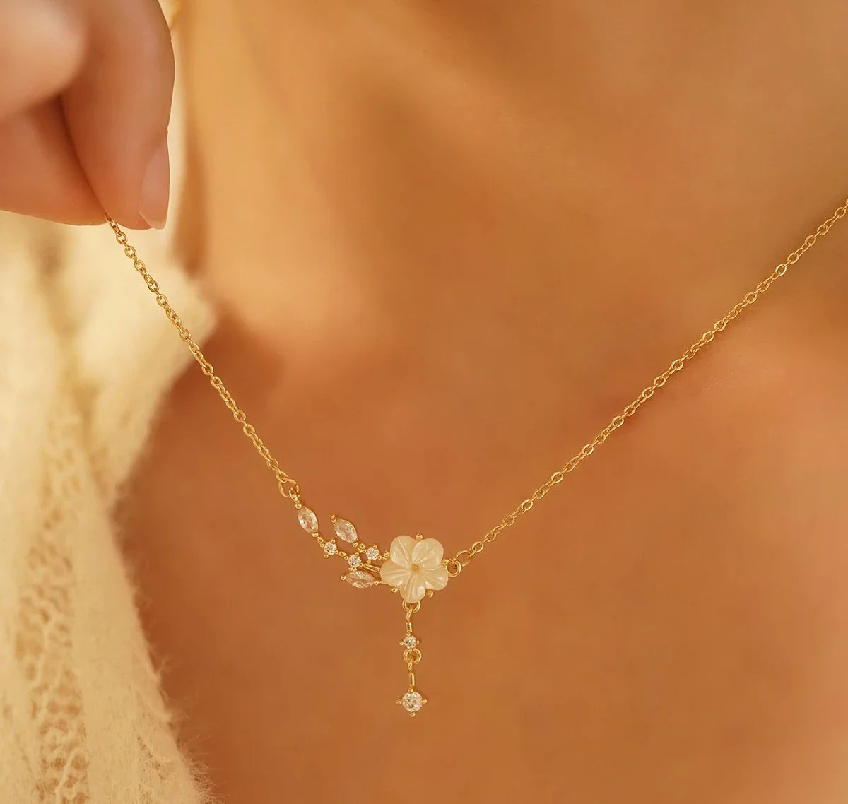 Exquisite vintage pearl necklace with natural mother-of-pearl shell floral design