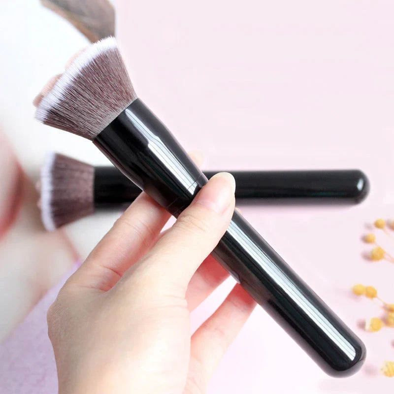 Charming cat paw makeup brushes in black with soft wool fibre bristles and a sturdy aluminium alloy handle