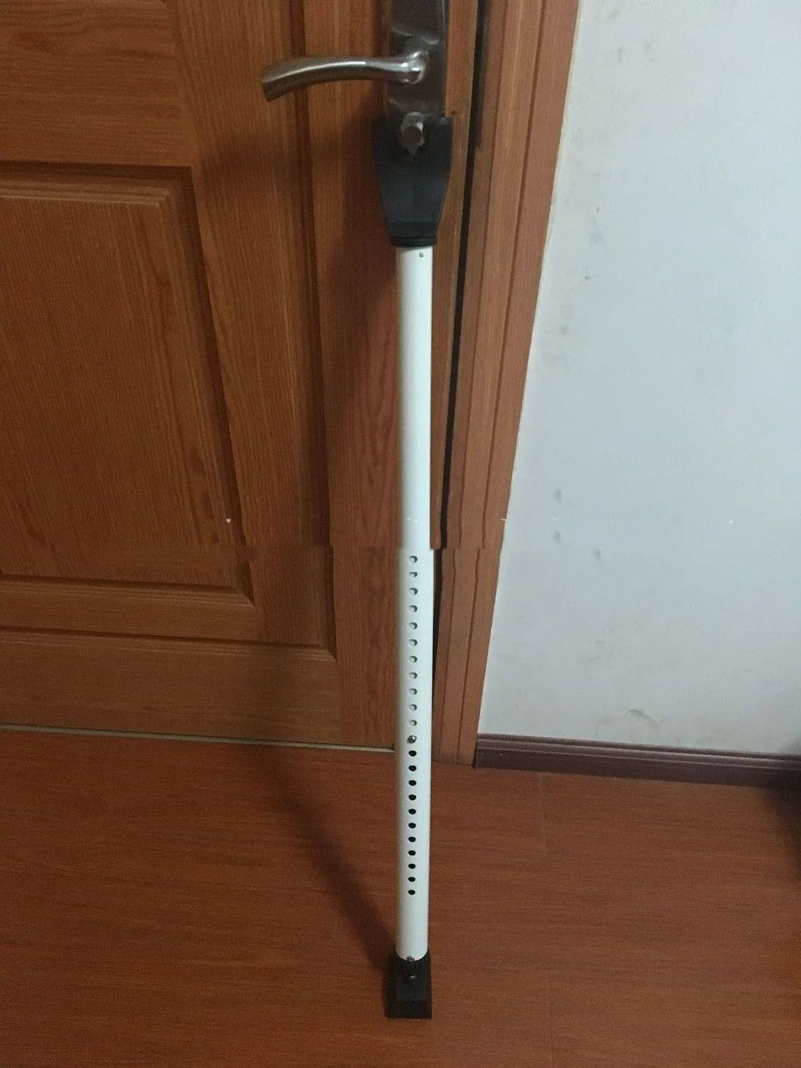 Adjustable anti-theft door security gate made of durable steel with a contemporary design to enhance home security and aesthetics.