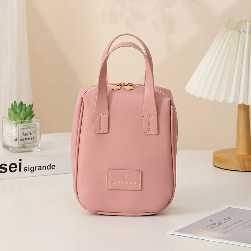 Elegant shell-shaped cosmetic bag in a variety of colours, perfect for stylish travel storage and organisation of beauty essentials