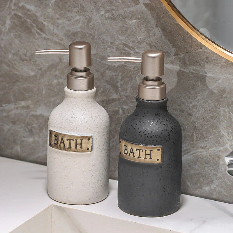 Elegant vintage-style ceramic soap dispenser with 400ml capacity, perfect for bathrooms and kitchens