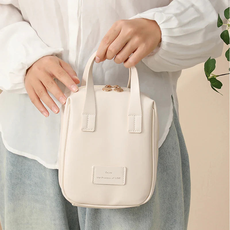 Elegant shell-shaped cosmetic bag in a variety of colours, perfect for stylish travel storage and organisation of beauty essentials
