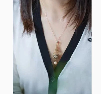 Elegant shell bead necklace with 18K gold plating and a delicate net crystal pendant