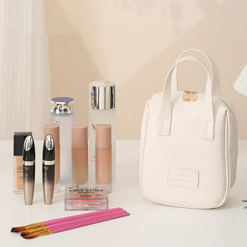 Elegant shell-shaped cosmetic bag in a variety of colours, perfect for stylish travel storage and organisation of beauty essentials