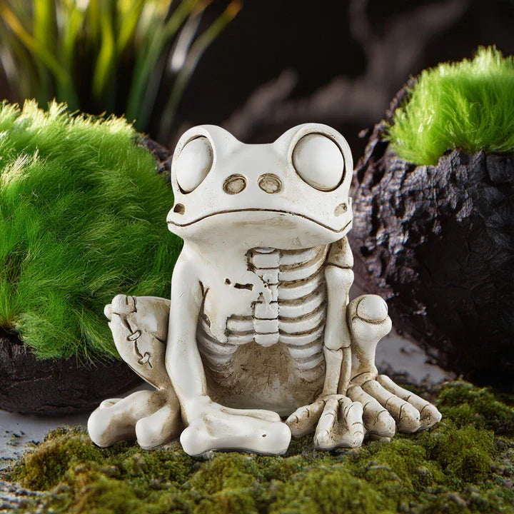 Detailed resin skeleton horse ornament in a spooky Halloween design, perfect for seasonal home decor