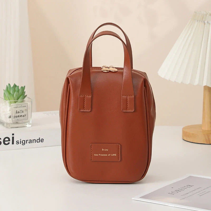 Elegant shell-shaped cosmetic bag in a variety of colours, perfect for stylish travel storage and organisation of beauty essentials