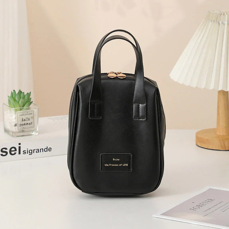 Elegant shell-shaped cosmetic bag in a variety of colours, perfect for stylish travel storage and organisation of beauty essentials