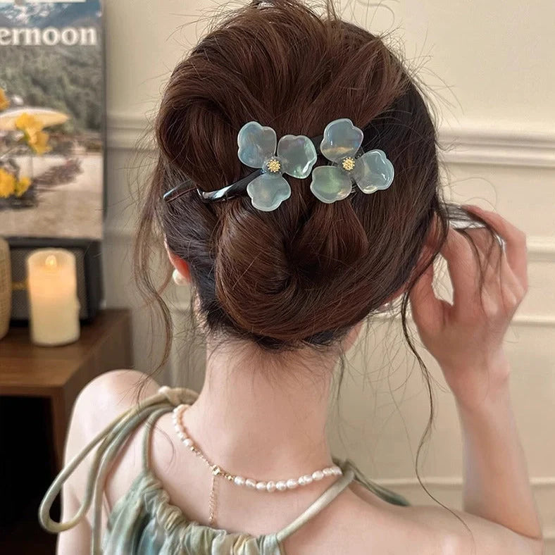 Retro flower bobby pin with acrylic petals in blue, light blue, beige, and pink colour options