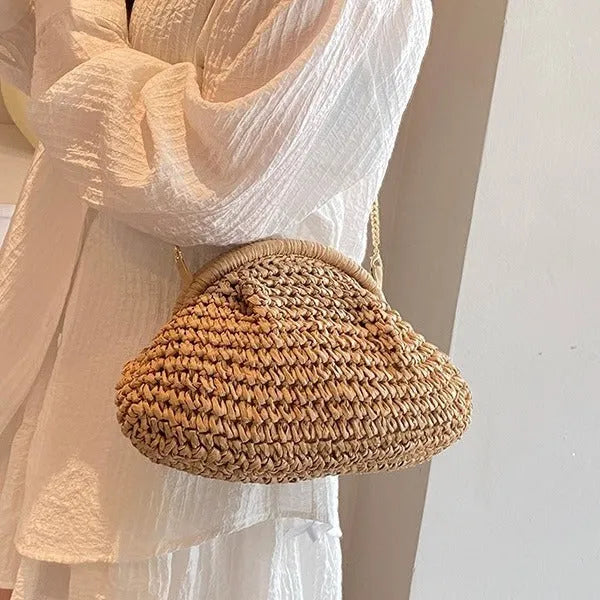 Women's straw beach shoulder bag with chain details in khaki colour