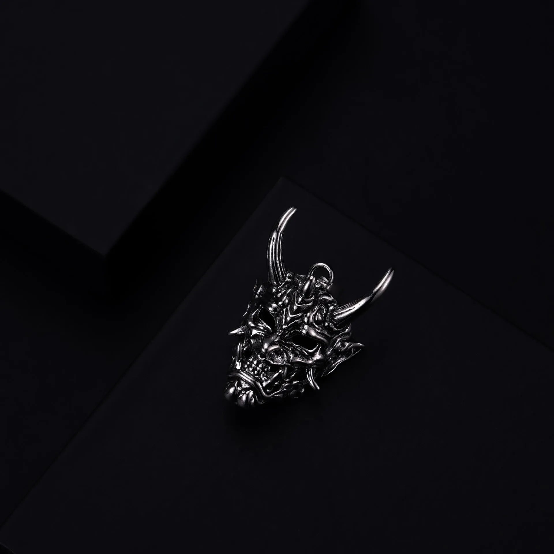 Men's vintage silver necklace with 40mm alloy pendant showing detailed dimensions