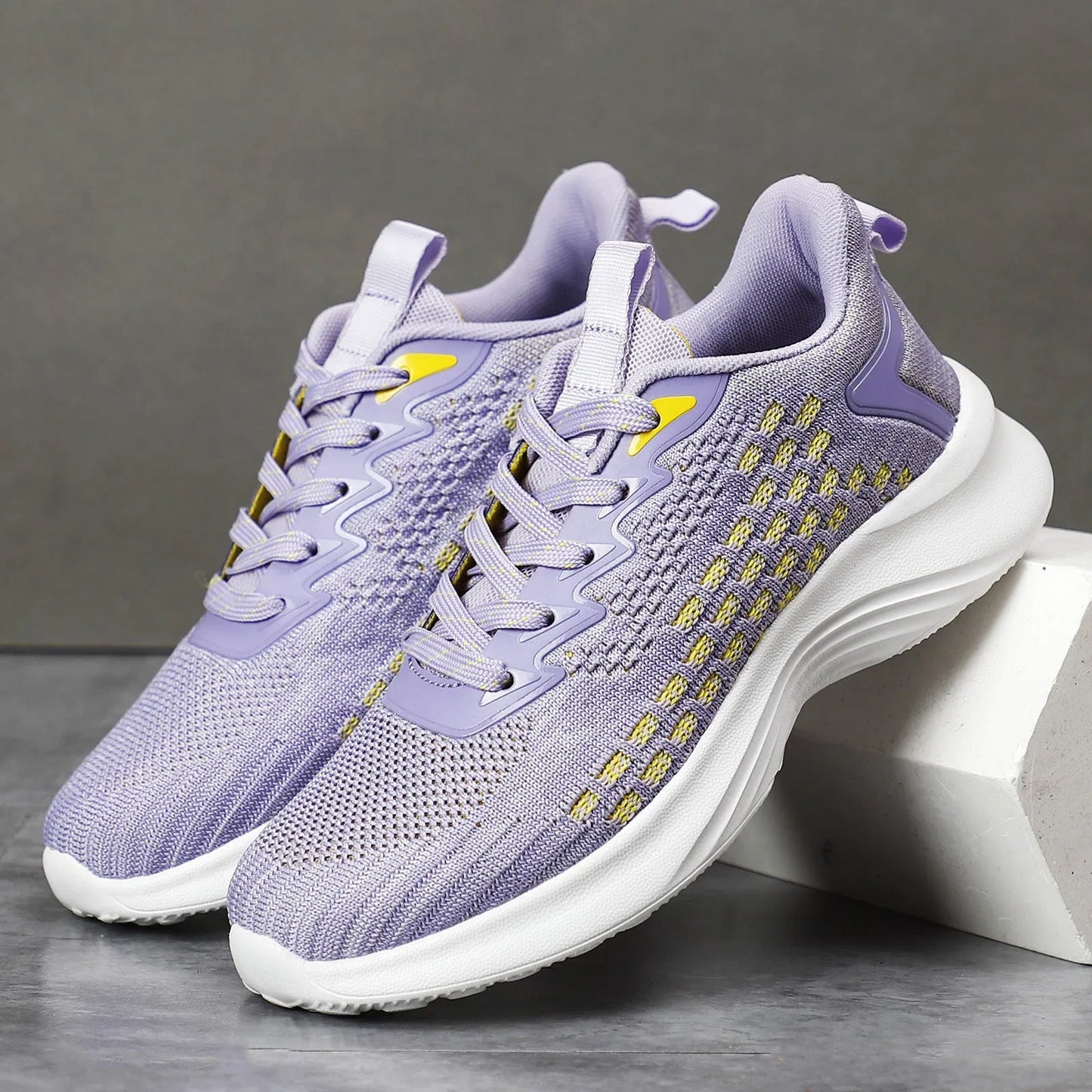 Lavender purple women's Flyknit running shoes with mesh upper and round toe.