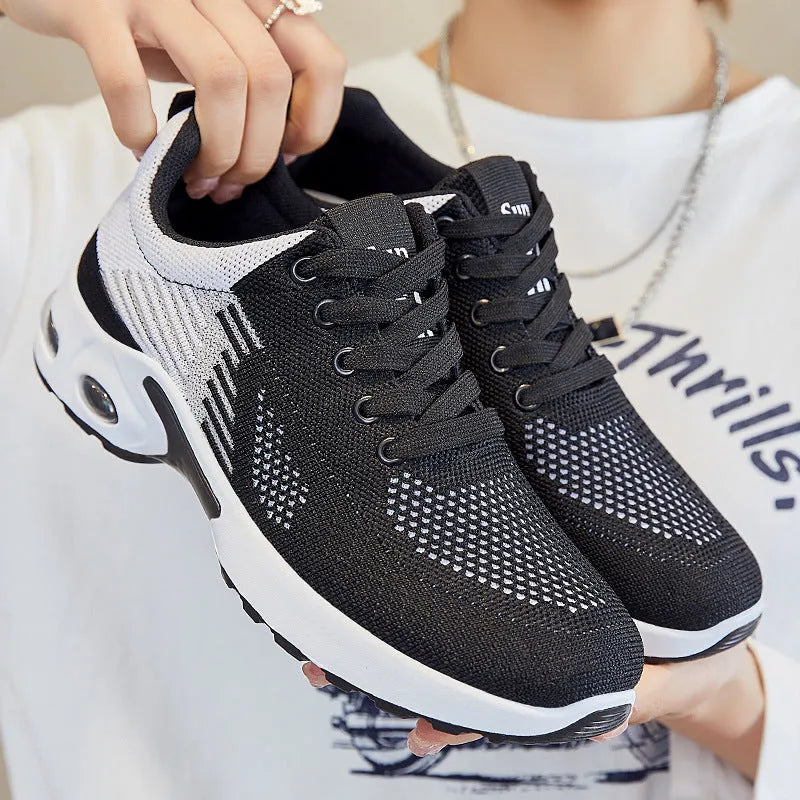 Women's casual running shoes in Flyknit material with mesh lining and round toe design