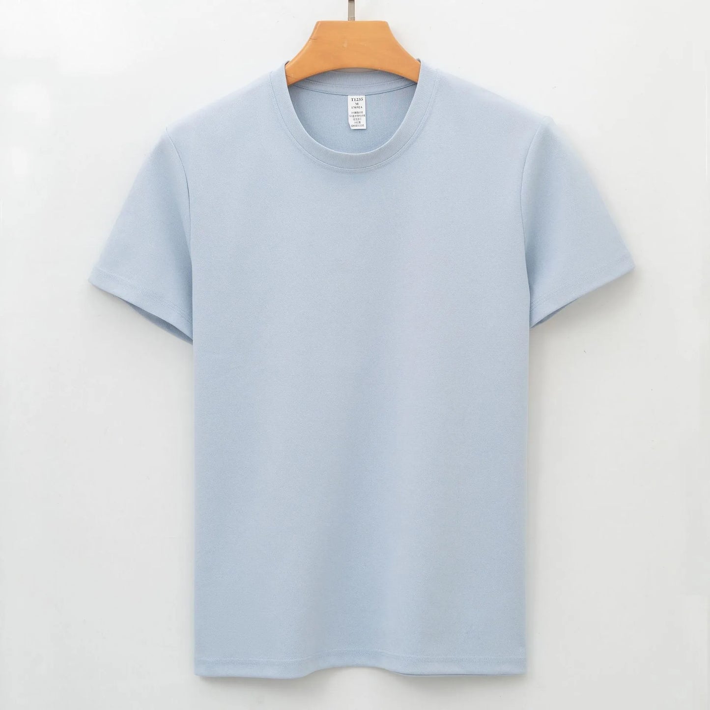 Short sleeves solid colour T-shirt with straight cut and non-iron fabric.