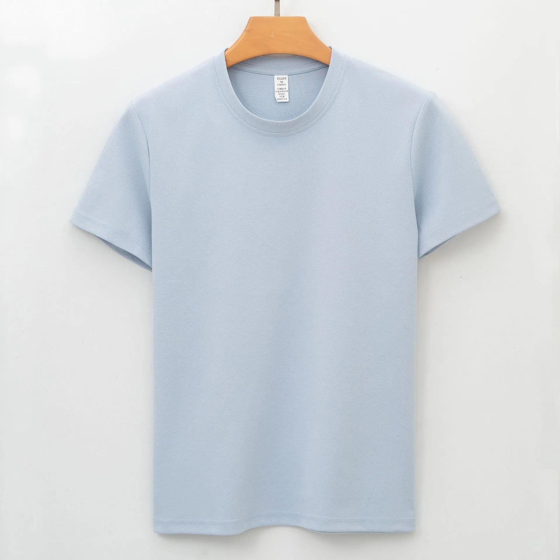Short sleeves solid colour T-shirt with straight cut and non-iron fabric.