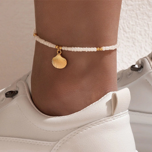 Adjustable bohemian-style shell anklet with conch detail for summer wear