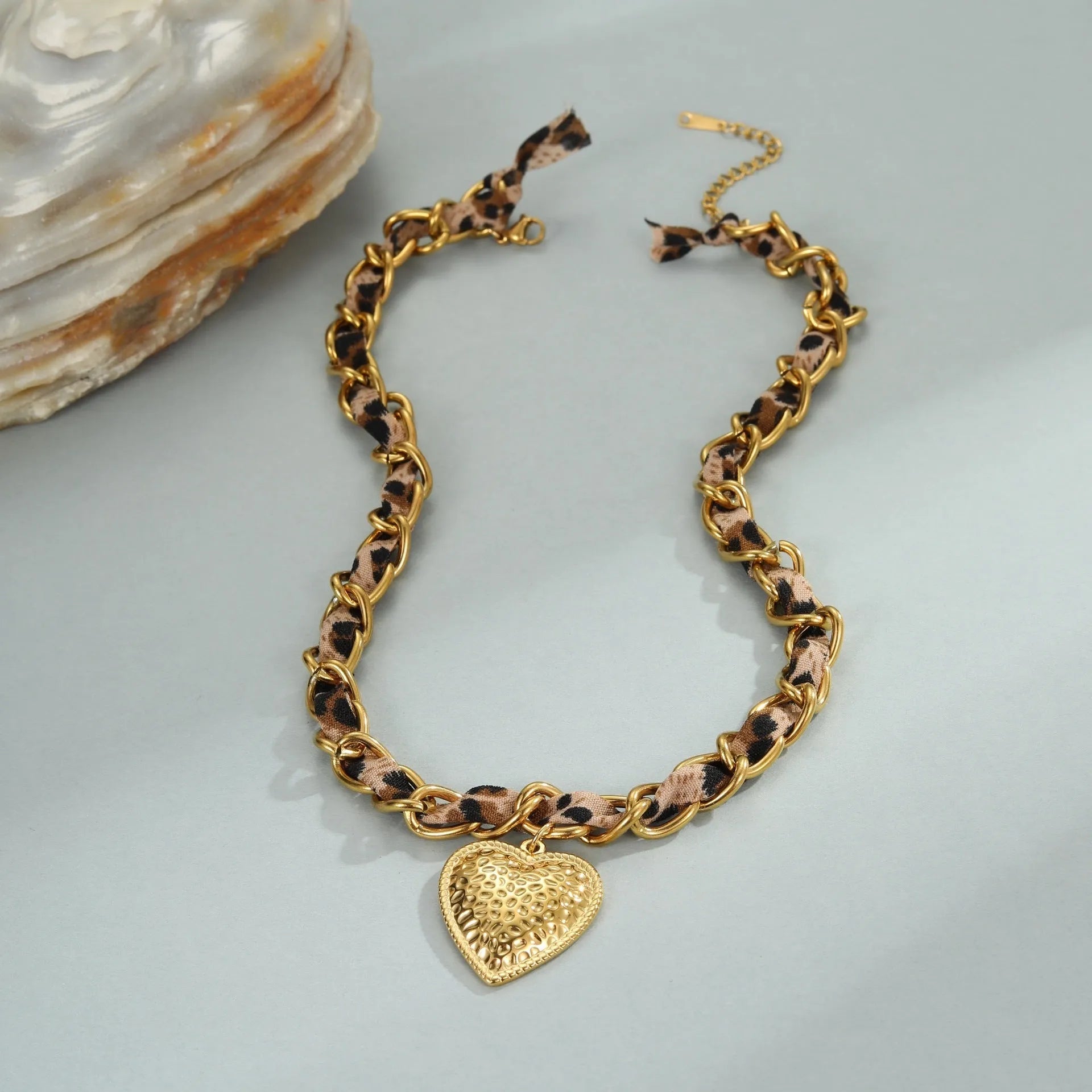 Stainless steel leopard love pendant necklace with geometric design on 41-50cm adjustable chain