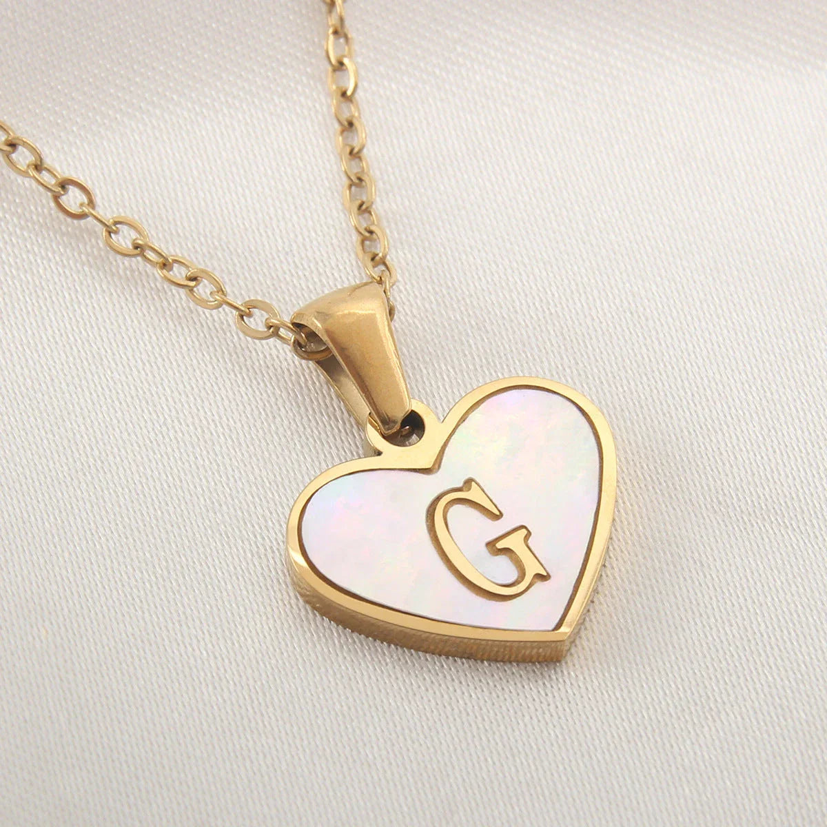 Personalized heart-shaped white shell necklace with adjustable clavicle chain, a stylish and versatile jewelry piece for women