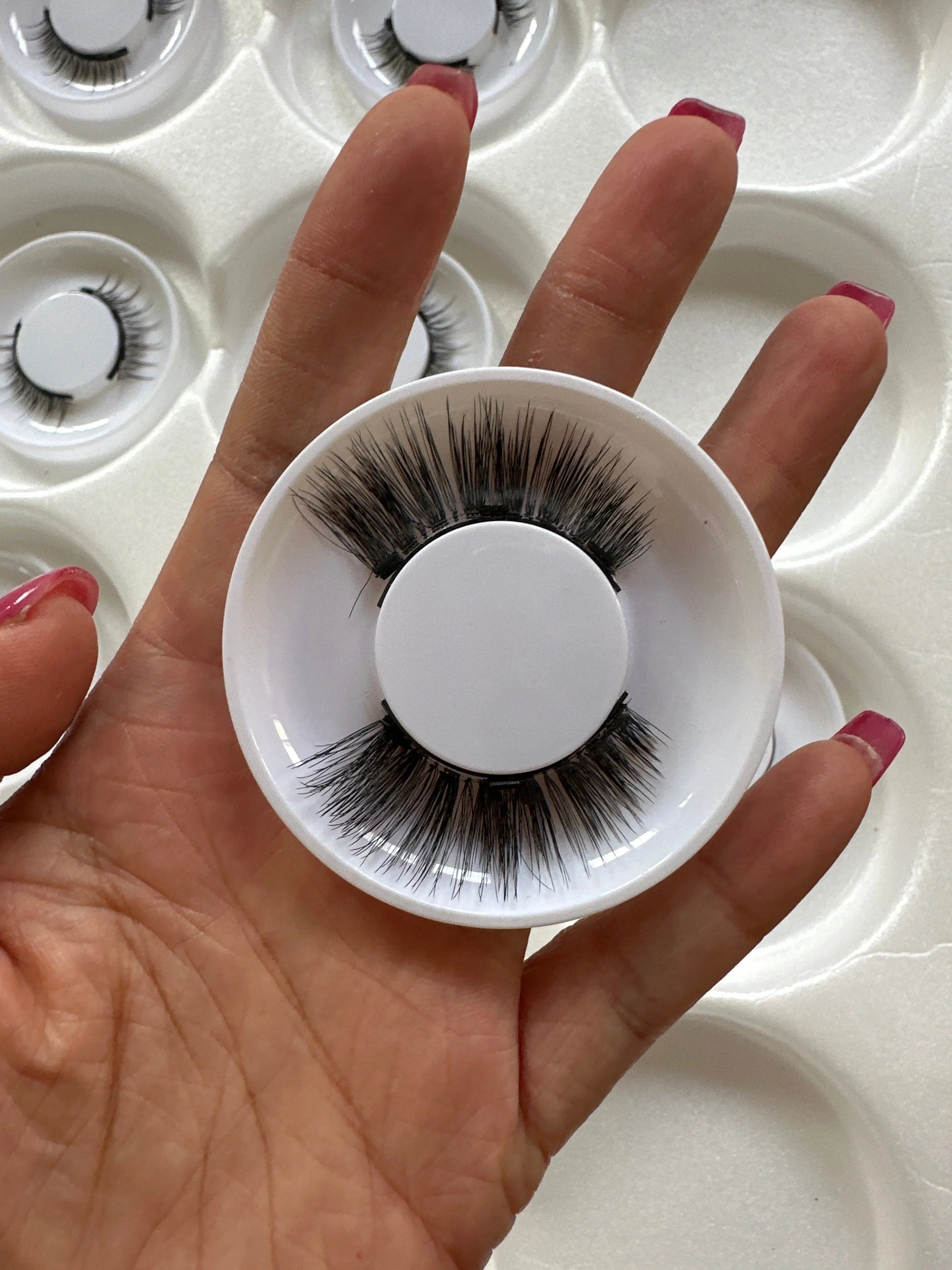 Luxurious magnetic mink false eyelashes for easy application and a glamorous look.