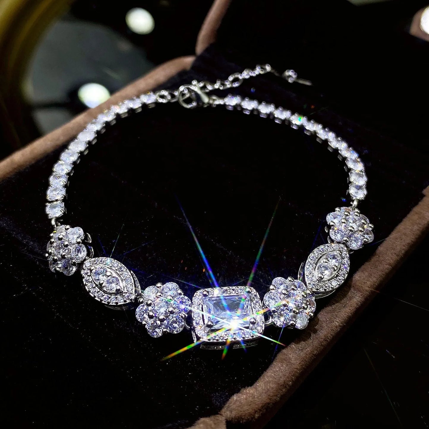 Women's adjustable silver-plated bracelet with zircon stones on geometric links