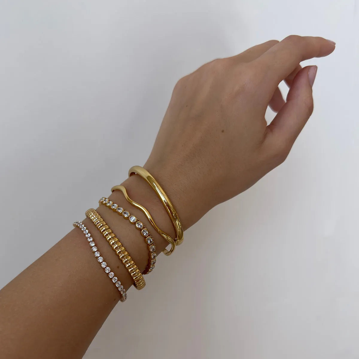 Women's stainless steel bracelet with electroplated finish in European and American style