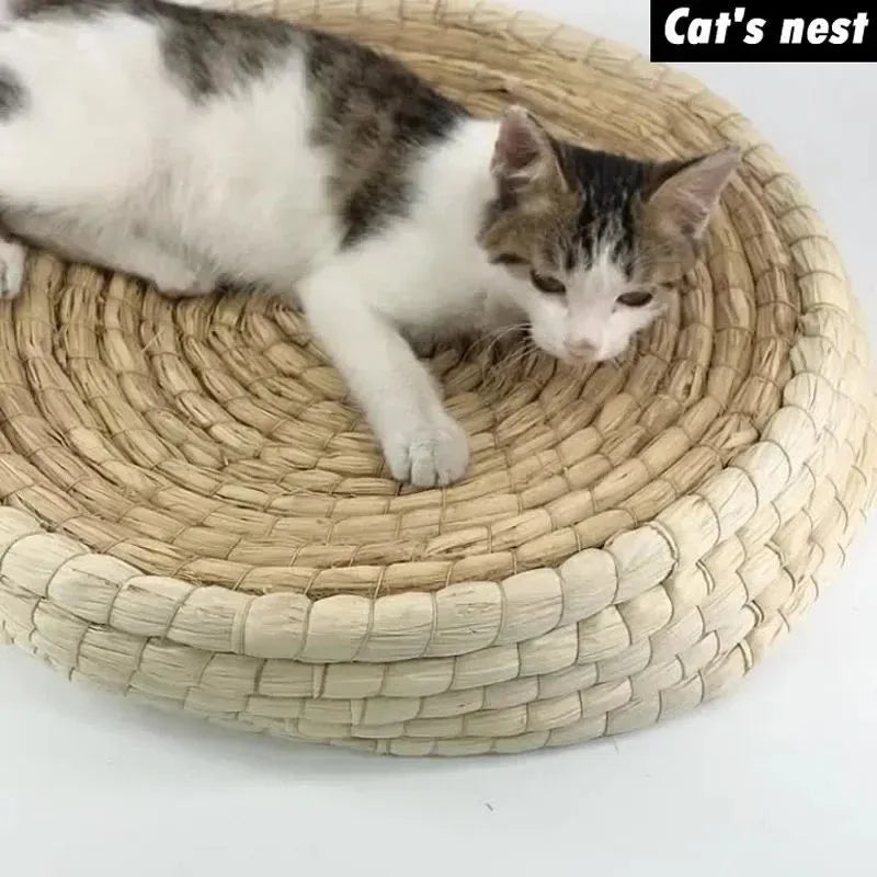 Straw woven bowl-shaped cat bed and scratching board made from straw and corn husk, hand-woven pet nest in five sizes.