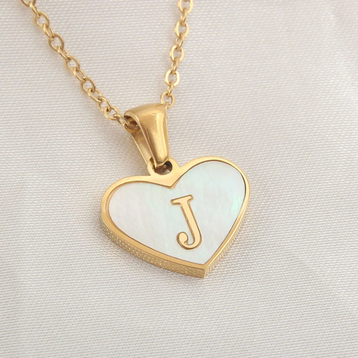 Personalized heart-shaped white shell necklace with adjustable clavicle chain, a stylish and versatile jewelry piece for women